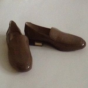 Louise et Cie  Taupe patient leather loafer Size 8